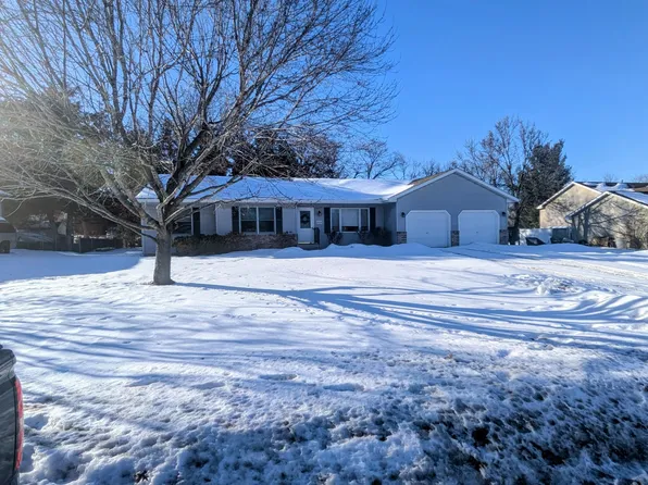 39094 Riverside Ct, North Branch, MN 55056