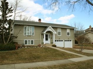 856 E Pratt Dr, Palatine, IL 60074