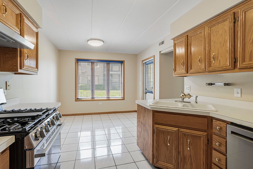 13934 Lavergne Ave APT 801, Crestwood, IL - View 2