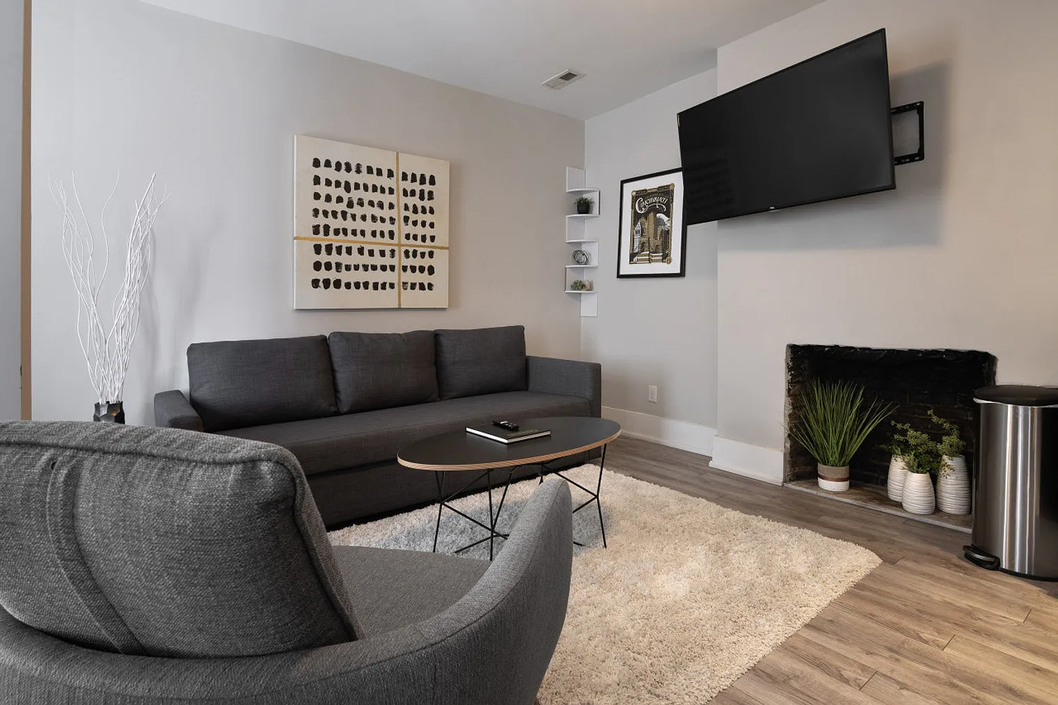 1 bed, 1.0 bath, 914 sqft, $2,133 — Photo 2