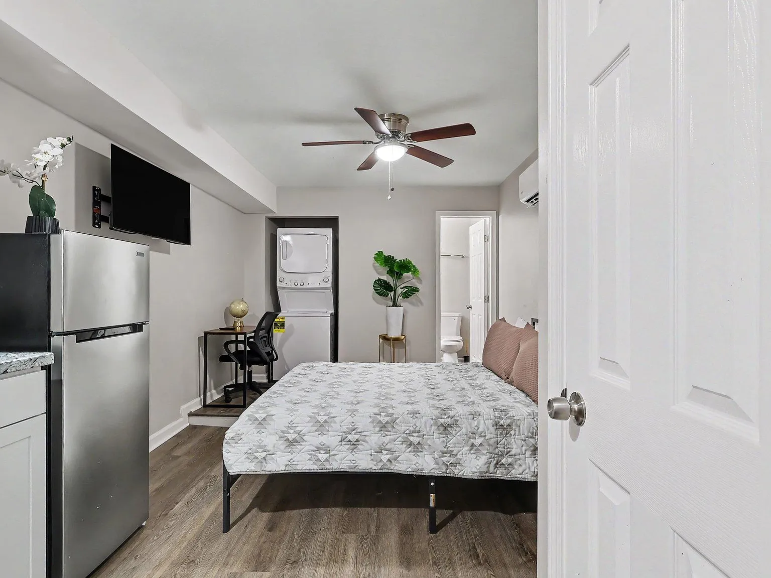 1 bed, 1.0 bath, 250 sqft, $1,698 — Photo 2