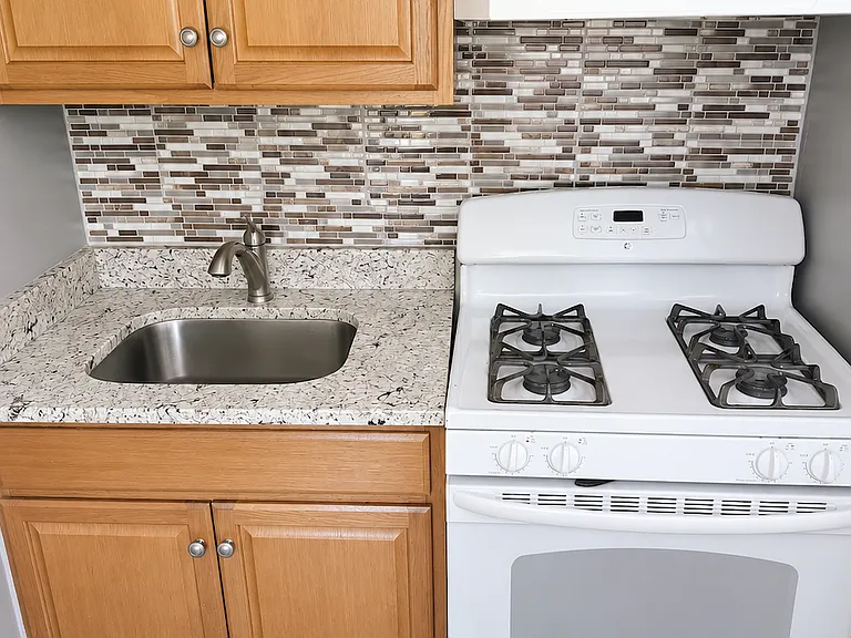 4105 Fernhill Ave #2W — Photo 4