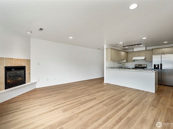 4th image of 208 Noble Street