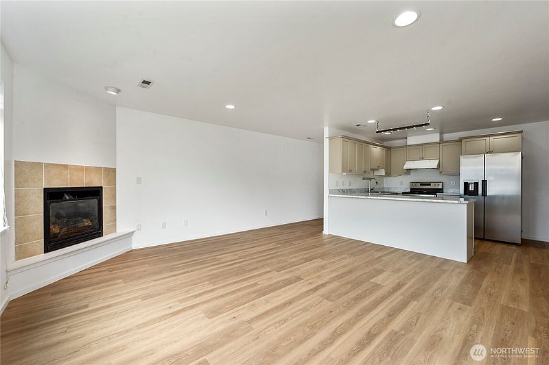 4th image of 208 Noble Street