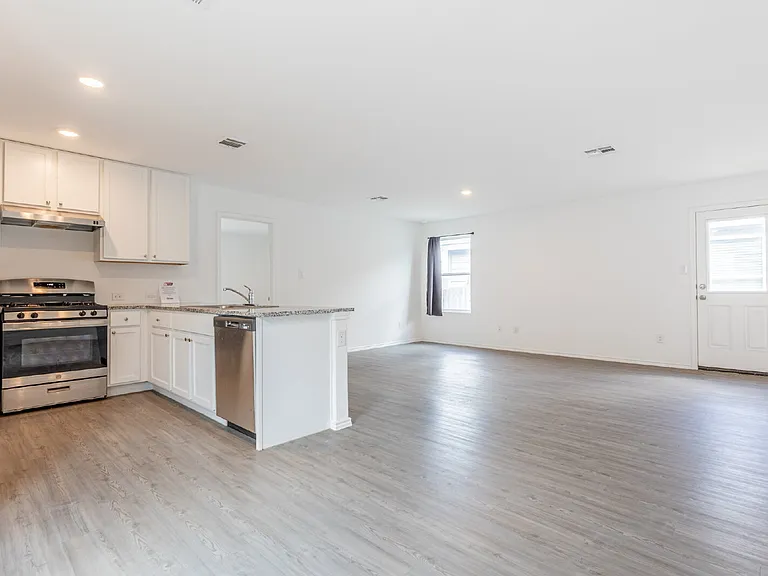 4136 Cove Fls — Photo 9
