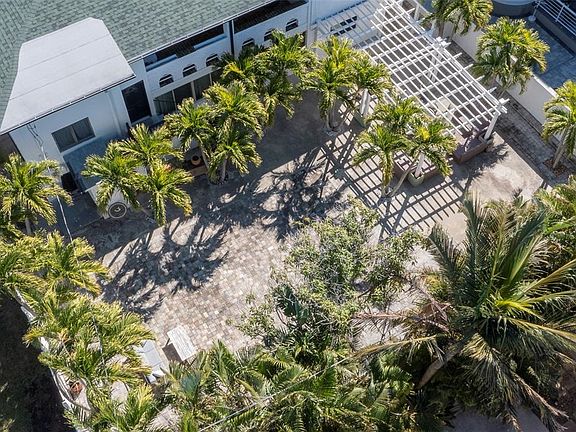 4th image of 2710 Hibiscus Dr W