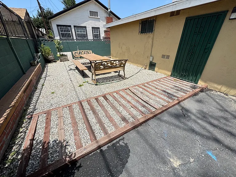 1126 W 37th Pl #2 — Photo 31