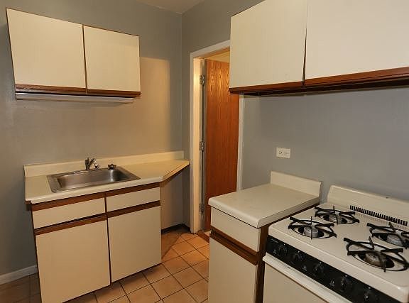 3rd image of 821A W Cornelia Ave APT 212