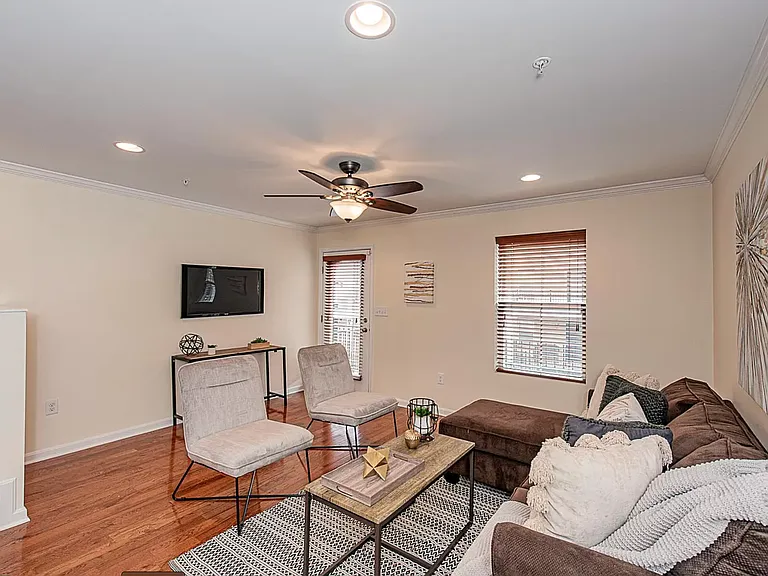4618 Dillon Pl — Photo 2