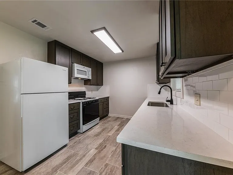 1113 Sycamore St — Photo 15