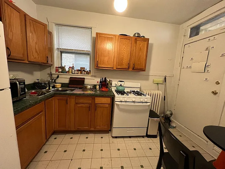 1928 W Montrose Ave #2 — Photo 6