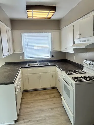 3 bed, 1.5 bath, 1300 sqft, $1,200 — Photo 2