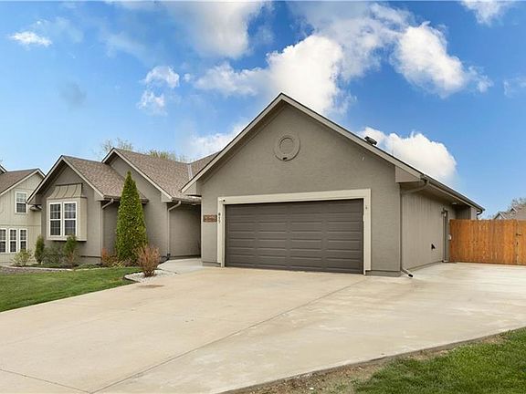 2nd image of 817 S Bridle Trail Ln