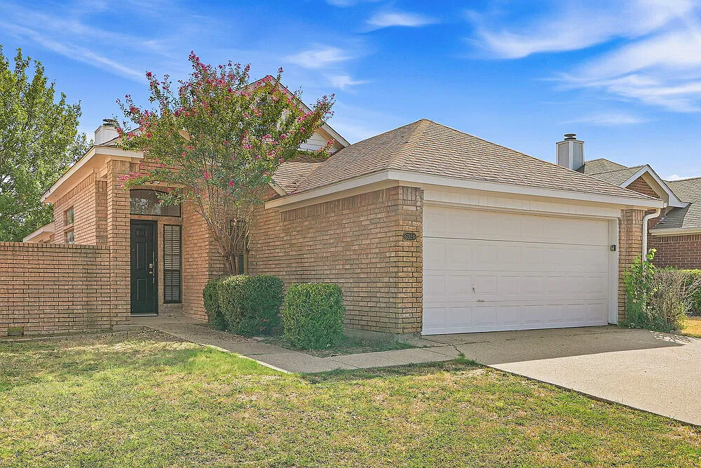 3 bed, 2.0 bath, 1206 sqft, $1,985 — Photo 3