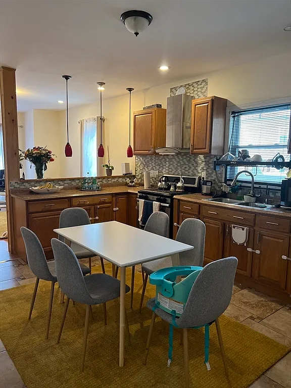 2 bed, 1.0 bath, 5000 sqft, $2,300 — Photo 4