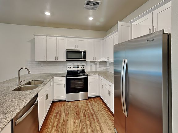 3rd image of 614 W Hackamore Ave