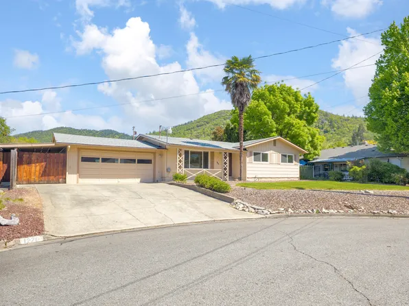 1220 NE Duane Dr, Grants Pass, OR 97526