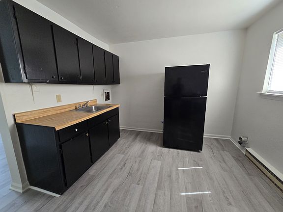 2nd image of 2006 Niagara St APT D