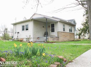 44 Hickory Dr, Troy, MI 48083