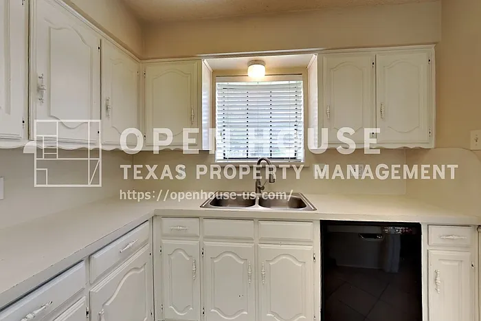 2304 Tamarisk Dr — Photo 6