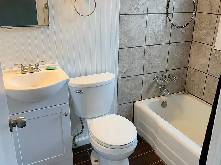 206 S Lucas St #B — Photo 7