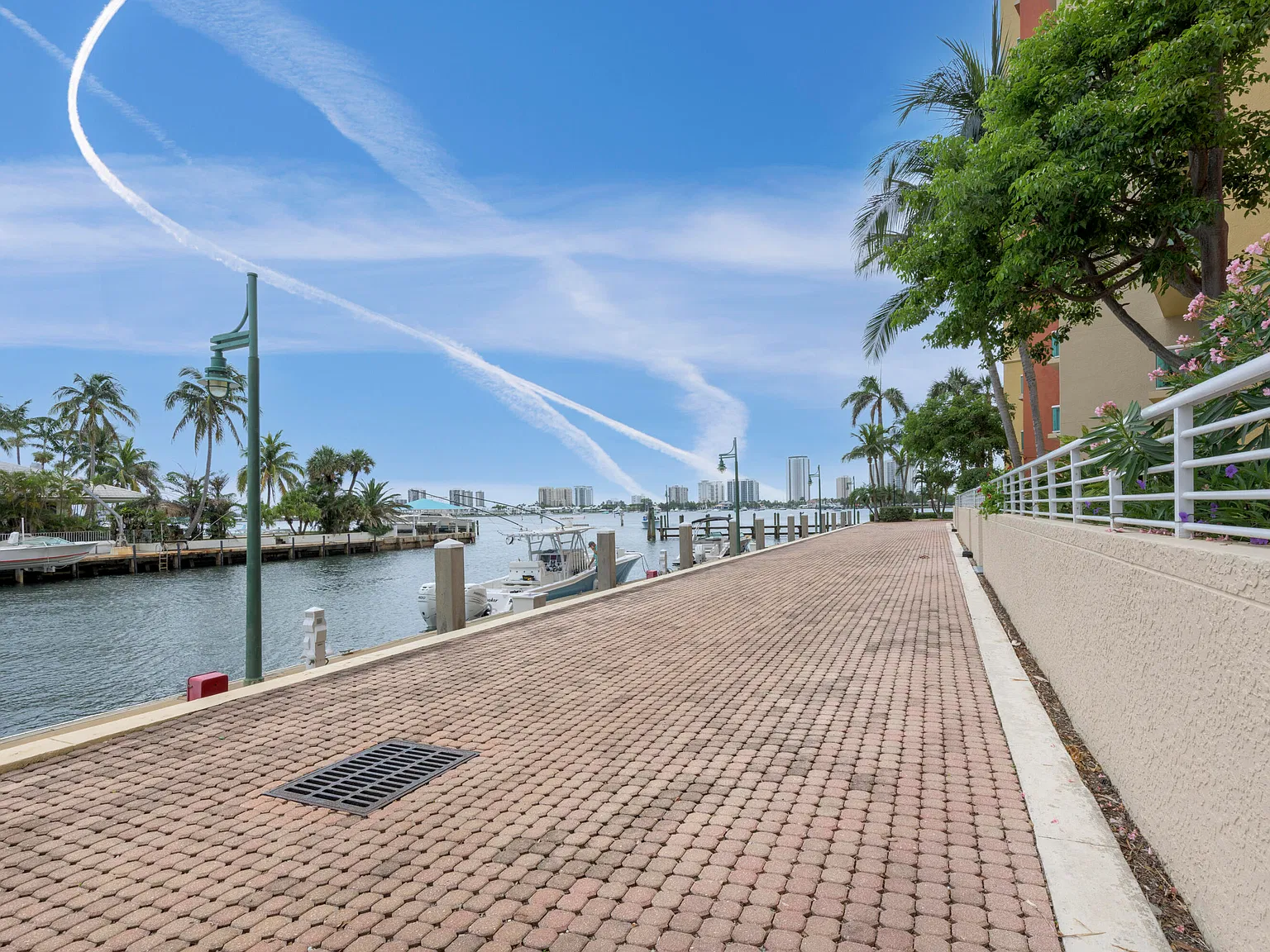 2650 Lake Shore Dr — Photo 2