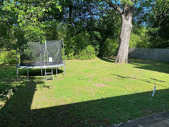 4th image of 3823 Clubview Dr