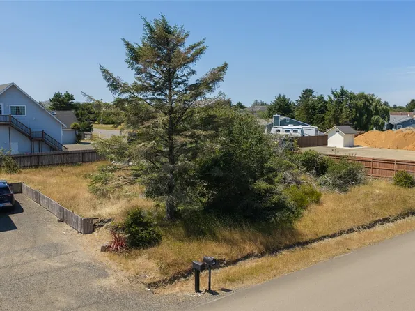 963 Silver King Avenue SE, Ocean Shores, WA 98569