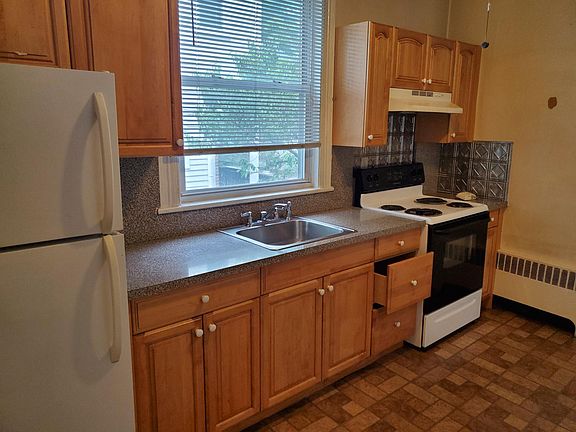 3rd image of 8 Windle Park #891