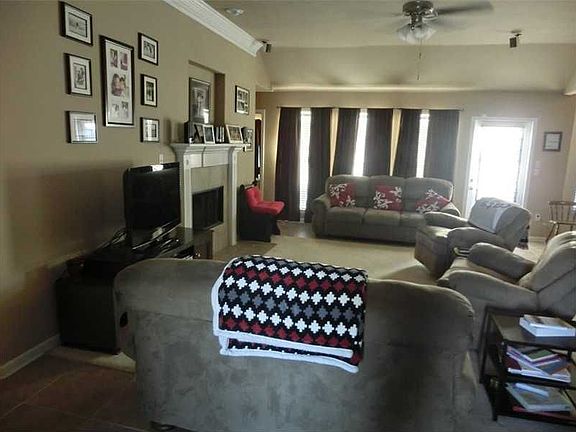 3rd image of 211 White Oak Dr