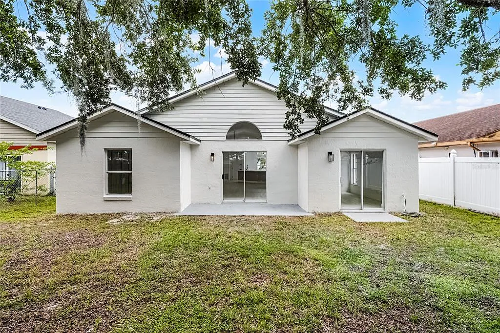 3 bed, 2.0 bath, 1565 sqft, $2,299 — Photo 2