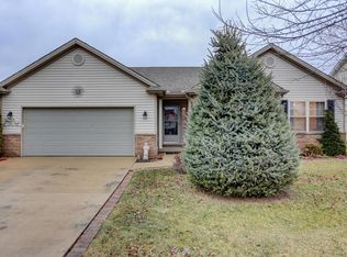 808 Bluegrass Ln, Champaign, IL
