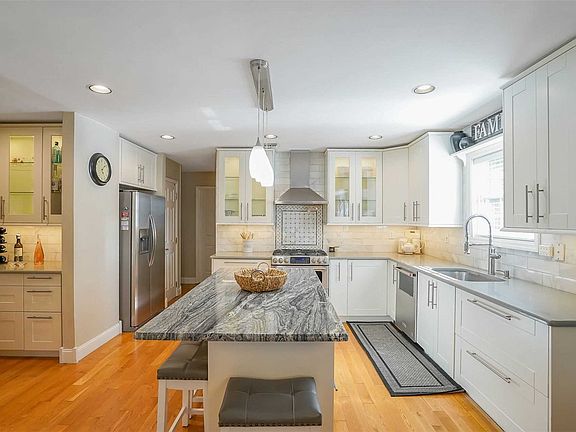 3rd image of 8 Rockhill Cir