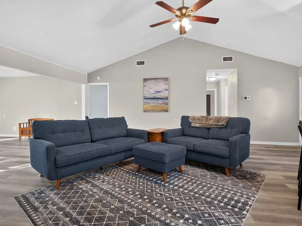 404 Greenleaf Dr, Azle, TX 76020
