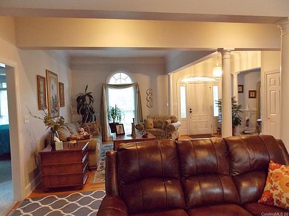 2nd image of 2421 Falcon Ln