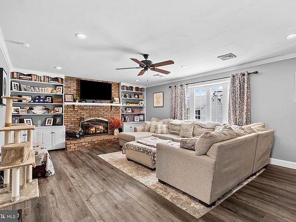 3rd image of 9 Honey Locust Rd