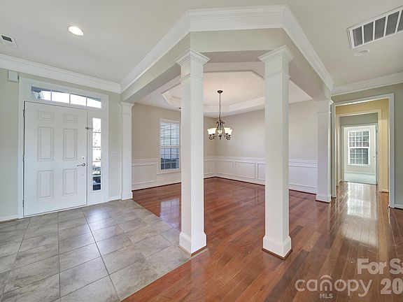 4th image of 10411 Bethpage Dr