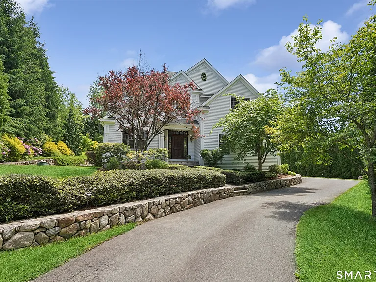 87 Kings Hwy S — Photo 1