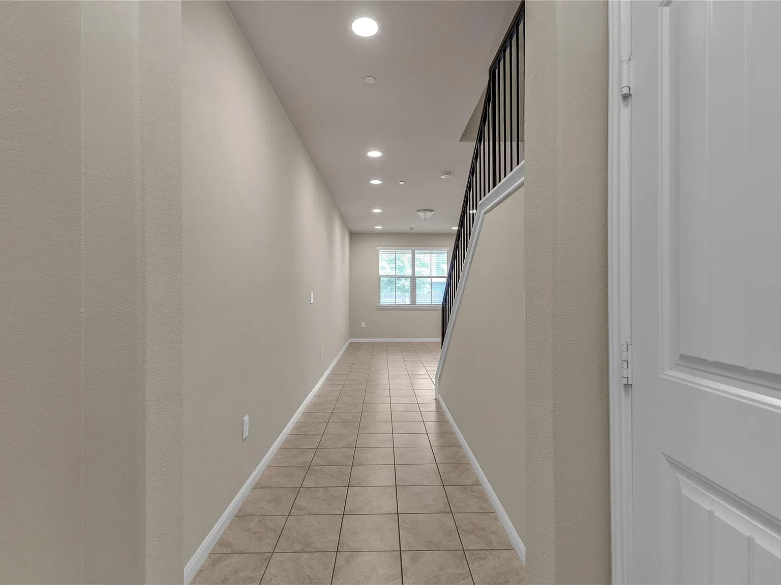 3 bed, 2.5 bath, 1825 sqft, $2,000 — Photo 3