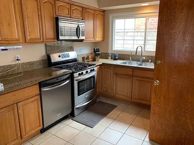 3 bed, 1328 sqft, $3,850 — Photo 4