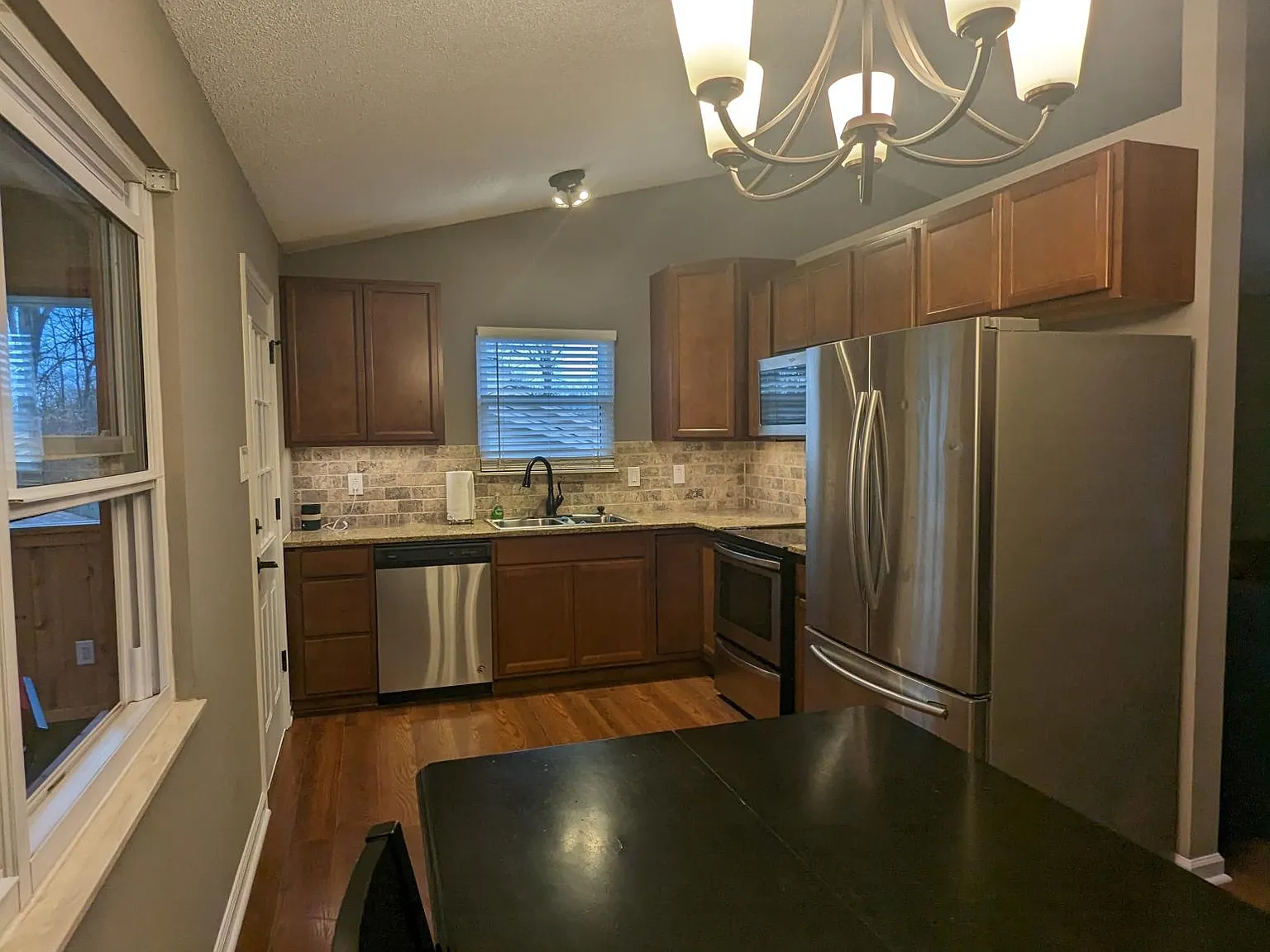 3 bed, 1880 sqft, $2,400 — Photo 3