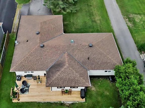 4th image of 412 Manitoba St
