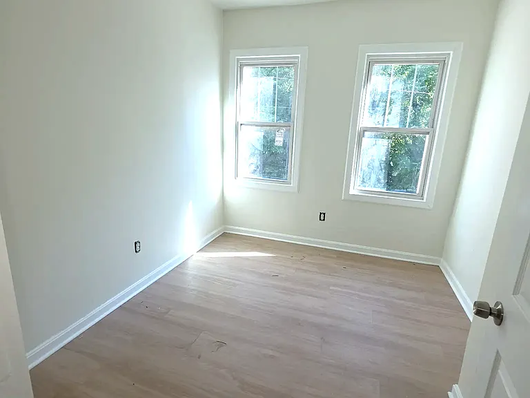 407 E Carson St — Photo 15