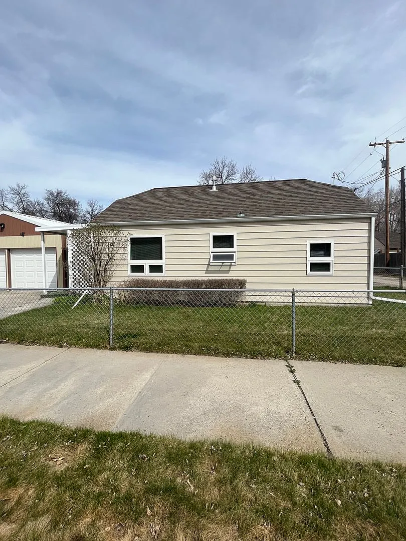 Centrally Located 1 Bedroom House — Photo 1