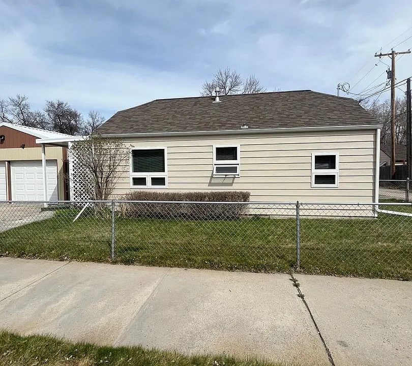 413 7th St W