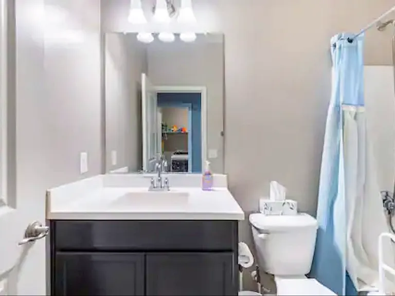 House has Multiple Bathrooms so 1 room is shareed bbath 111 room with aa private bath Limited Users of shared Bath