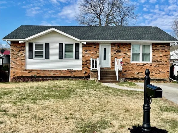 5314 Melwood Dr, Cross Lanes, WV 25313