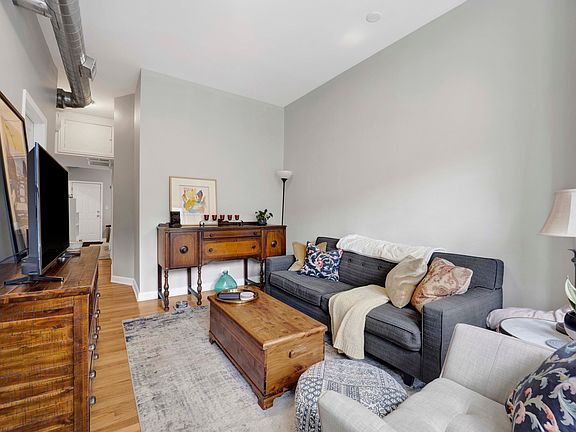 3rd image of 1914 W Henderson St APT 1F