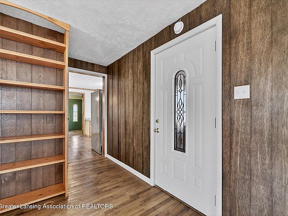 5th image of 121 Armstrong St
