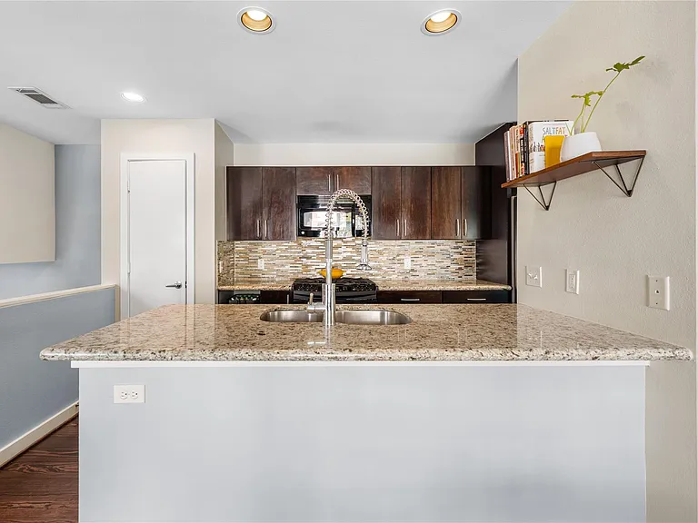 2924 Commerce St — Photo 17